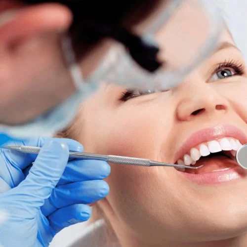 Врач обследует пациента